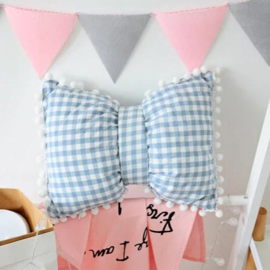 Poduszka dekoracyjna w kratkę w kształcie muszki