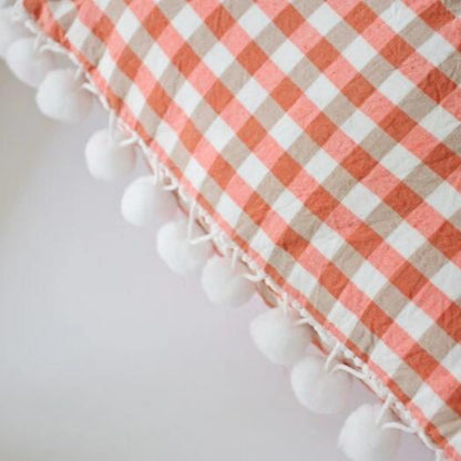 Poduszka dekoracyjna w kratkę w kształcie muszki