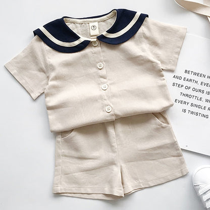 Wakacyjny komplet chłopięcy z krótkim rękawem i spodenkami Beżowy z kołnierzem
