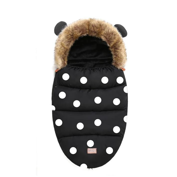 Ciepły śpiworek w kropki z futerkiem do wózka Czarny w białe kropki