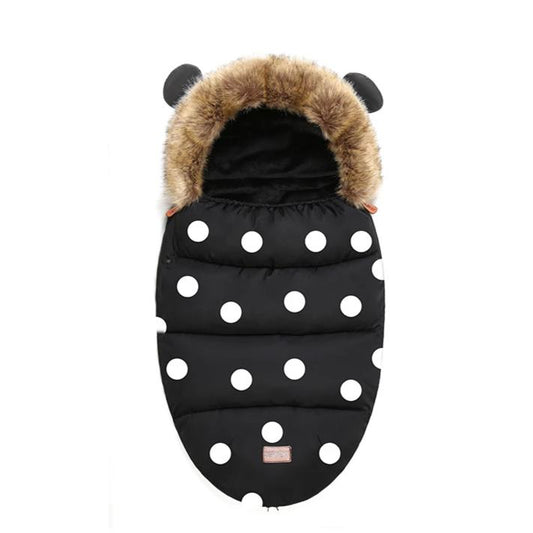 Ciepły śpiworek w kropki z futerkiem do wózka Czarny w białe kropki